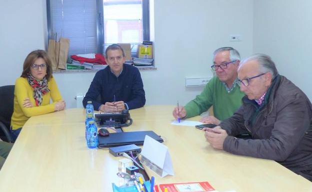 Imagen previa a la reunión en el Ayuntamiento de La Robla.