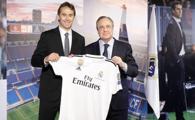 Lopetegui posa sonriente junto a Florentino Pérez el día de su presentación como entrenador del Real Madrid. 