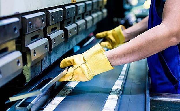 Un trabajador en una fábrica.