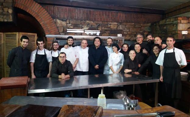 Los trabajadores de 'El Capricho' con el chef peruano.