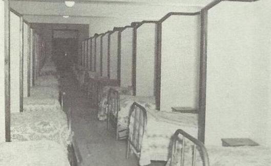 Interior de la enfermería del Seminario Menor de La Bañeza. 