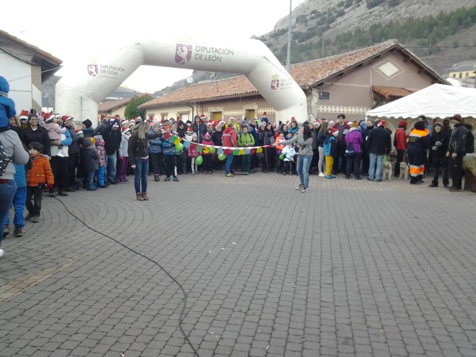 Fotos: Marcha solidaria navideña &#039;Los Duendes de Haeda&#039; en Ciñera