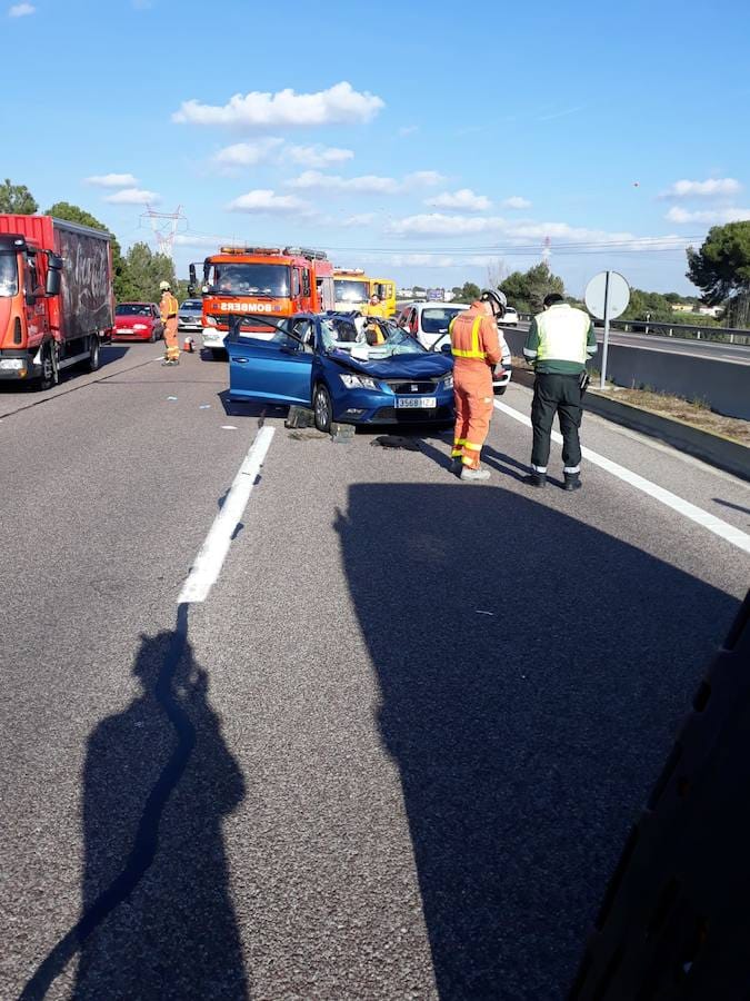 Dos niñas de cuatro y nueve años, hijas del matrimonio, resultaron ilesas al viajar en sus sillas infantiles cuando se produjo el accidente en la A-7