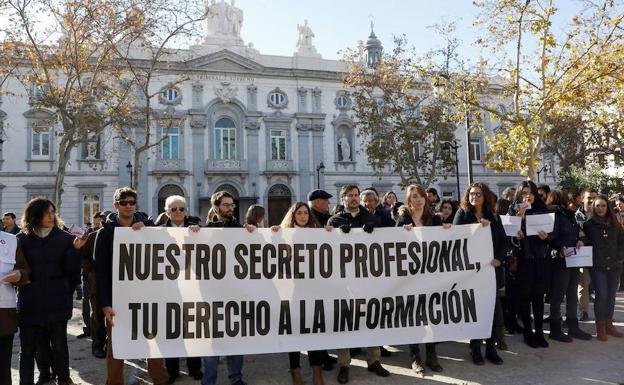 Protesta de los periodistas ante el Tribunal Supremo por la actuación del juez en el 'caso Cursach'.