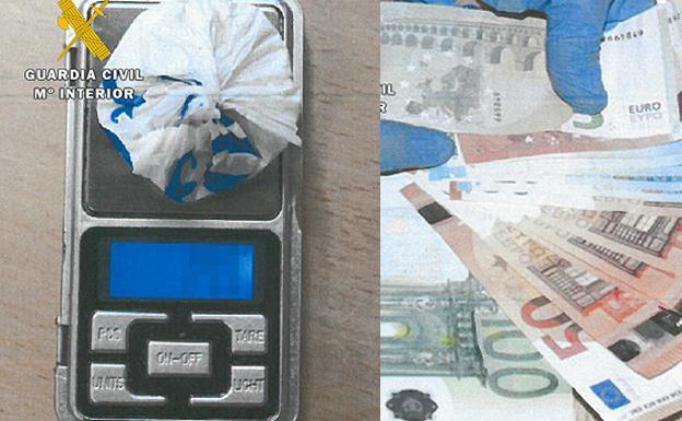 La Guardia Civil ha incautado droga, balanzas para su pesaje y dinero en efectivo. . 