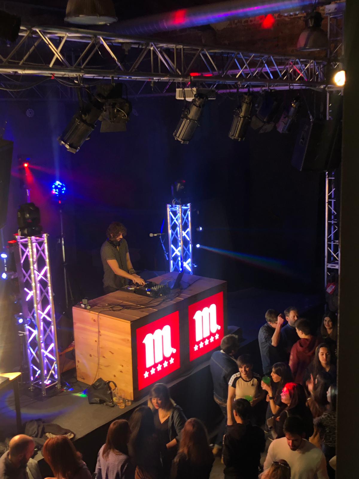 Fotos: Mikel Izal muestra su versión DJ en León