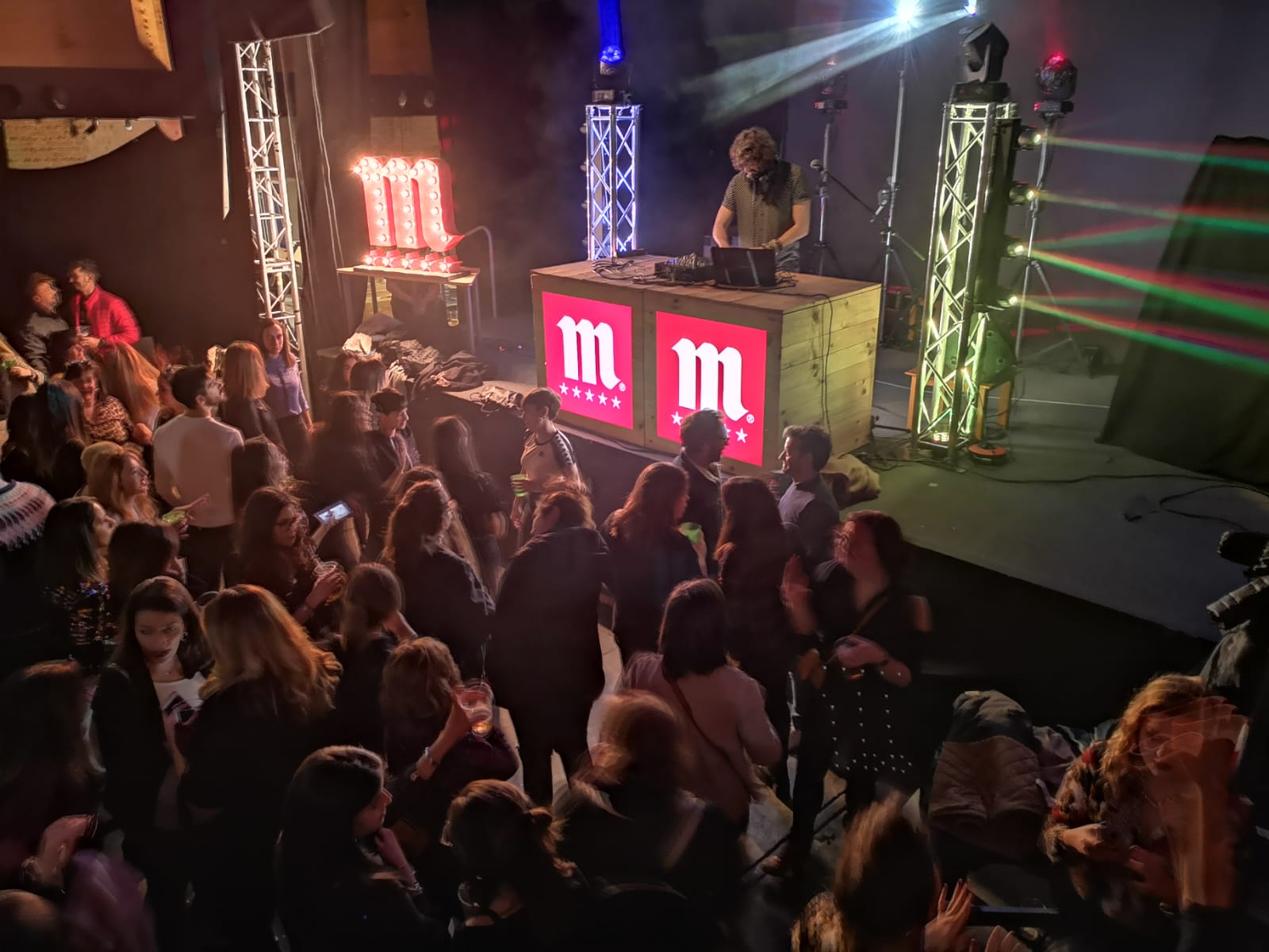 Fotos: Mikel Izal muestra su versión DJ en León