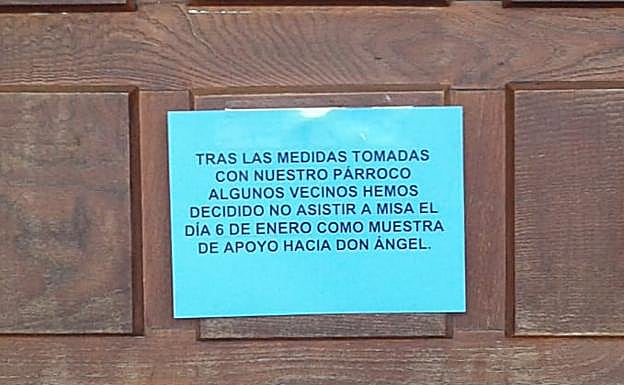 Cartel colgado en la puerta de la iglesia de Veigamuíños. 