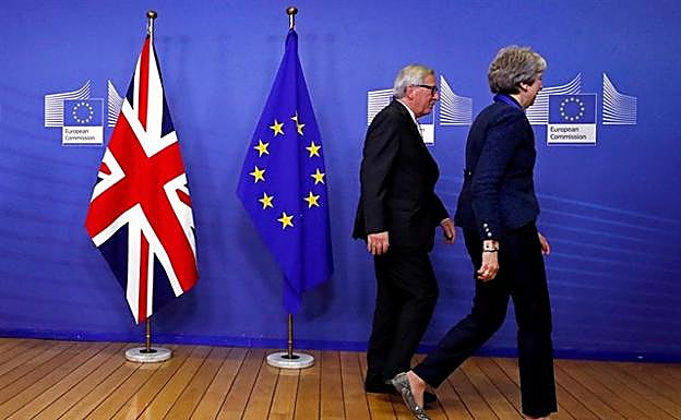 El presidente de la Comisión Europea, Jean-Claude Juncker, y la primera ministra británica, Theresa May. 
