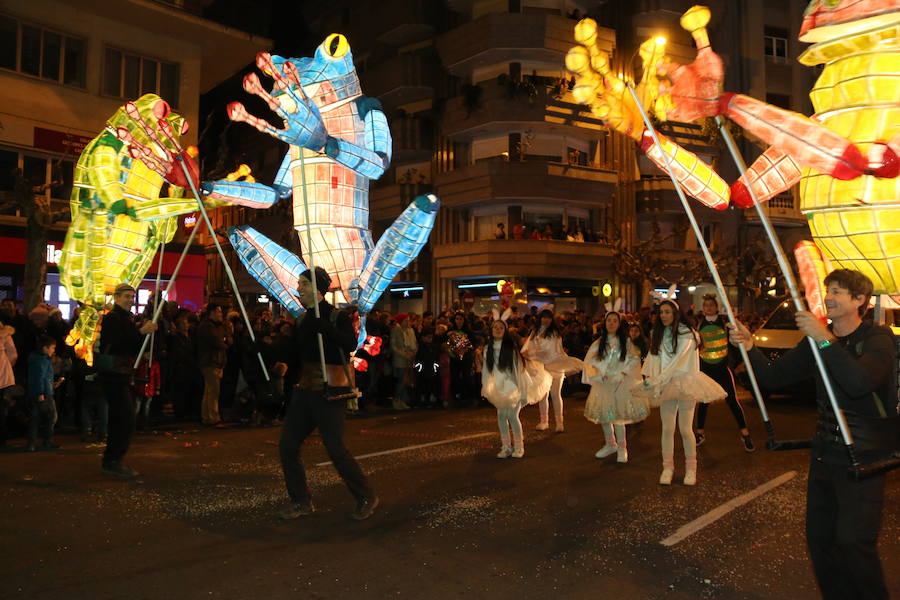 Miles de personas acuden al recorrido de la Cabalgata de los Reyes Magos por las calles de León capital.