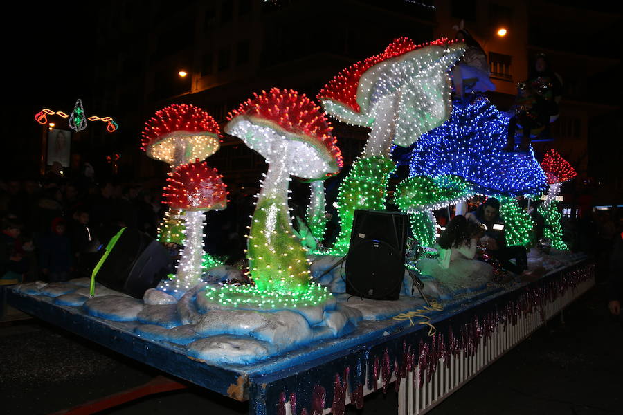 Miles de personas acuden al recorrido de la Cabalgata de los Reyes Magos por las calles de León capital.