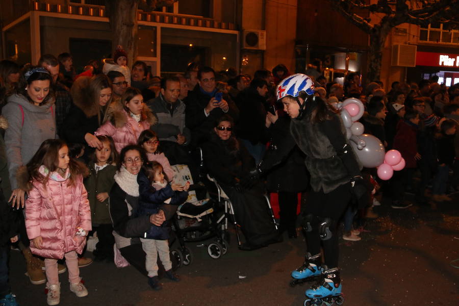 Miles de personas acuden al recorrido de la Cabalgata de los Reyes Magos por las calles de León capital.