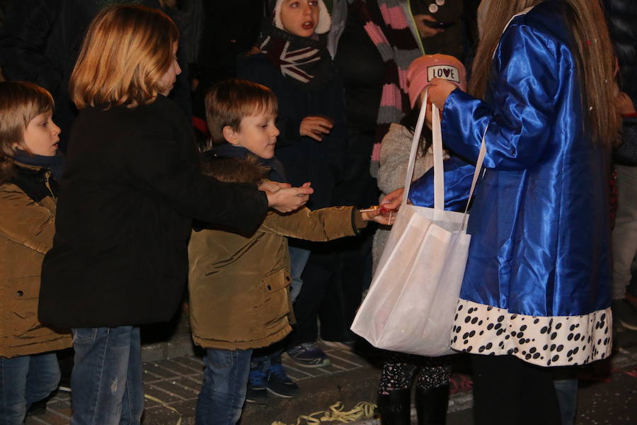 Miles de personas acuden al recorrido de la Cabalgata de los Reyes Magos por las calles de León capital.