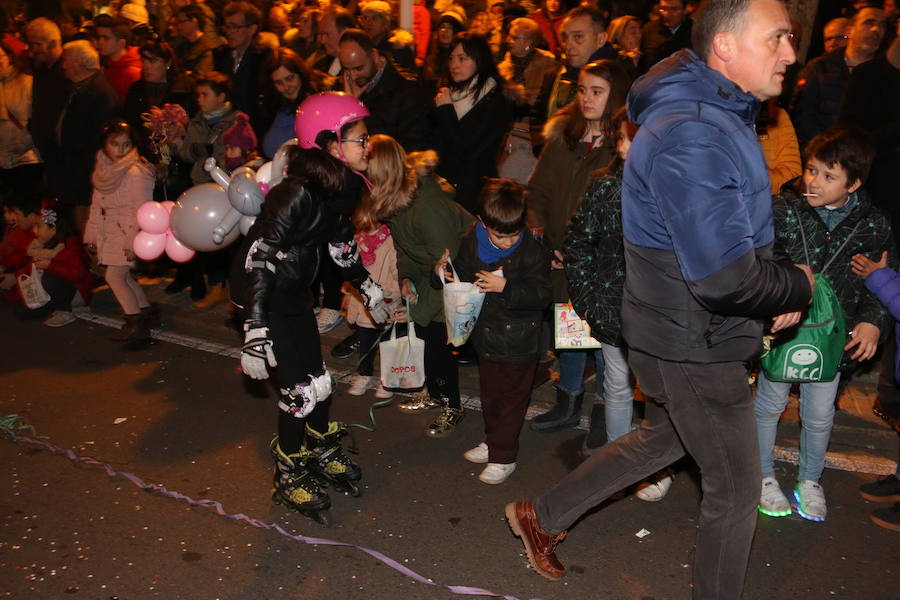 Miles de personas acuden al recorrido de la Cabalgata de los Reyes Magos por las calles de León capital.