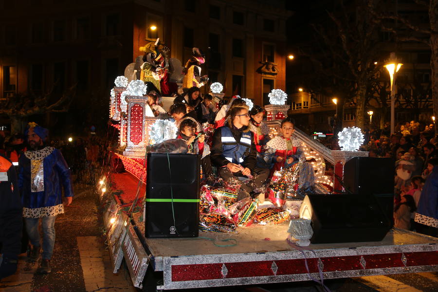 Miles de personas acuden al recorrido de la Cabalgata de los Reyes Magos por las calles de León capital.