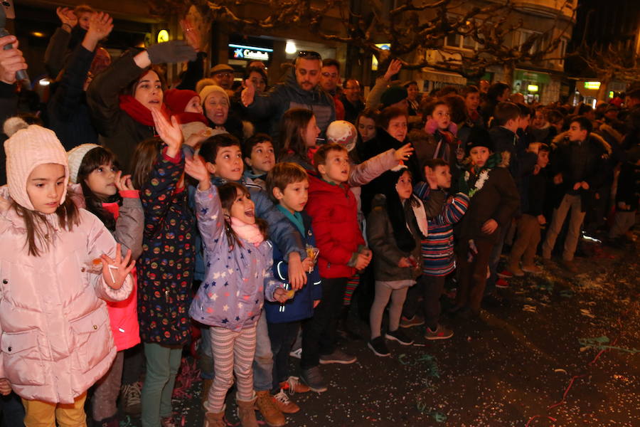 Miles de personas acuden al recorrido de la Cabalgata de los Reyes Magos por las calles de León capital.