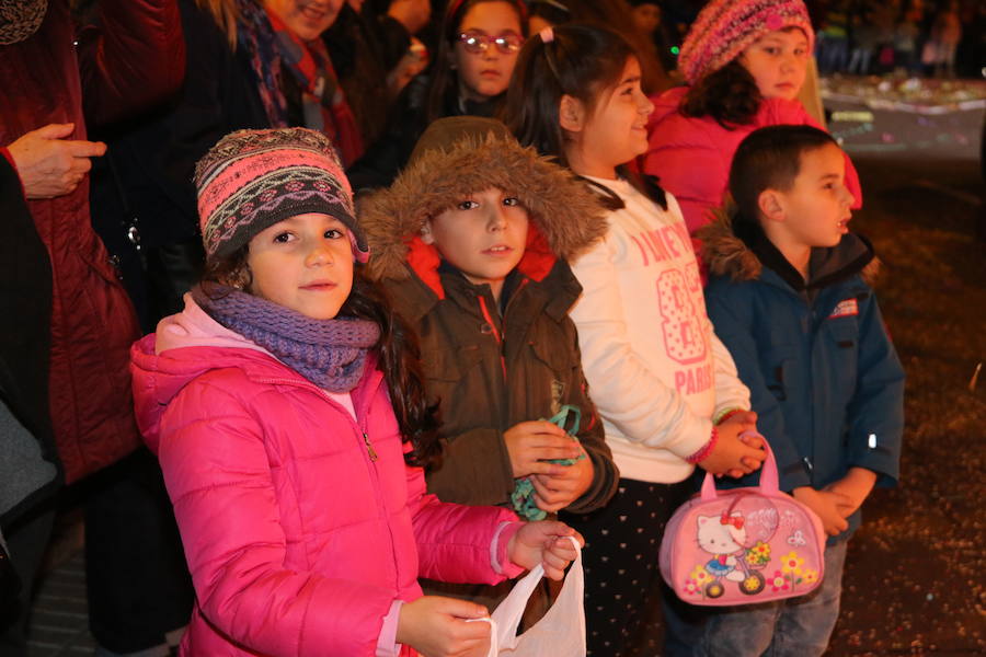 Miles de personas acuden al recorrido de la Cabalgata de los Reyes Magos por las calles de León capital.