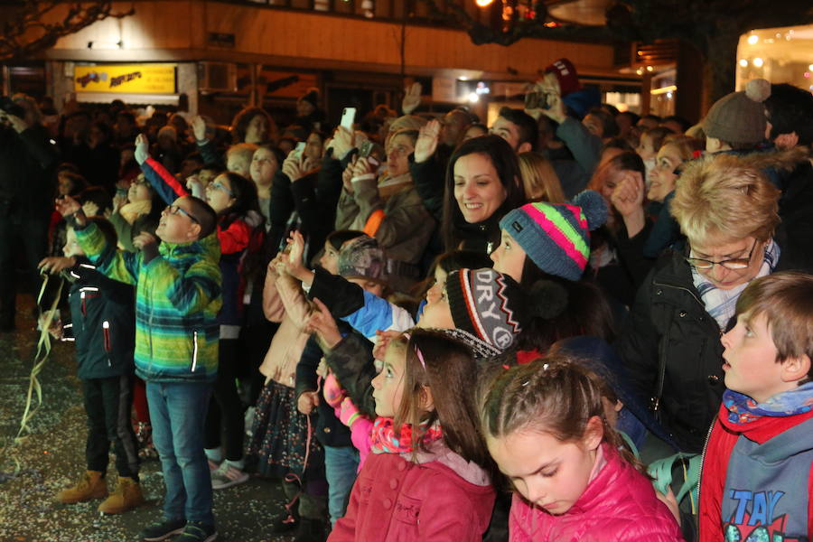 Miles de personas acuden al recorrido de la Cabalgata de los Reyes Magos por las calles de León capital