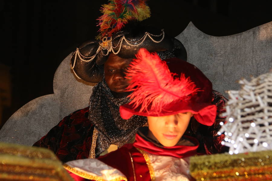 Miles de personas acuden al recorrido de la Cabalgata de los Reyes Magos por las calles de León capital