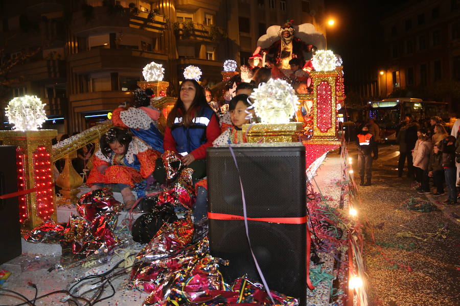 Miles de personas acuden al recorrido de la Cabalgata de los Reyes Magos por las calles de León capital