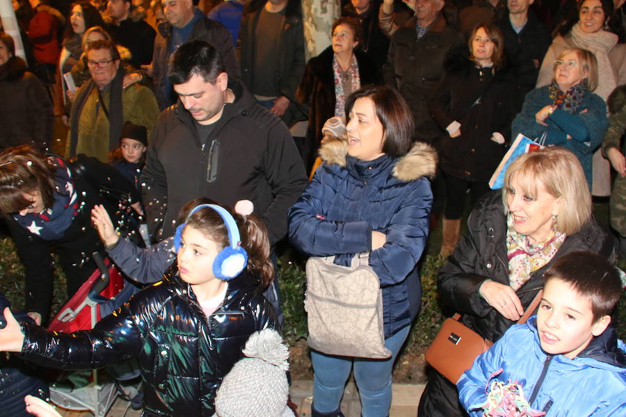 Miles de personas acuden al recorrido de la Cabalgata de los Reyes Magos por las calles de León capital