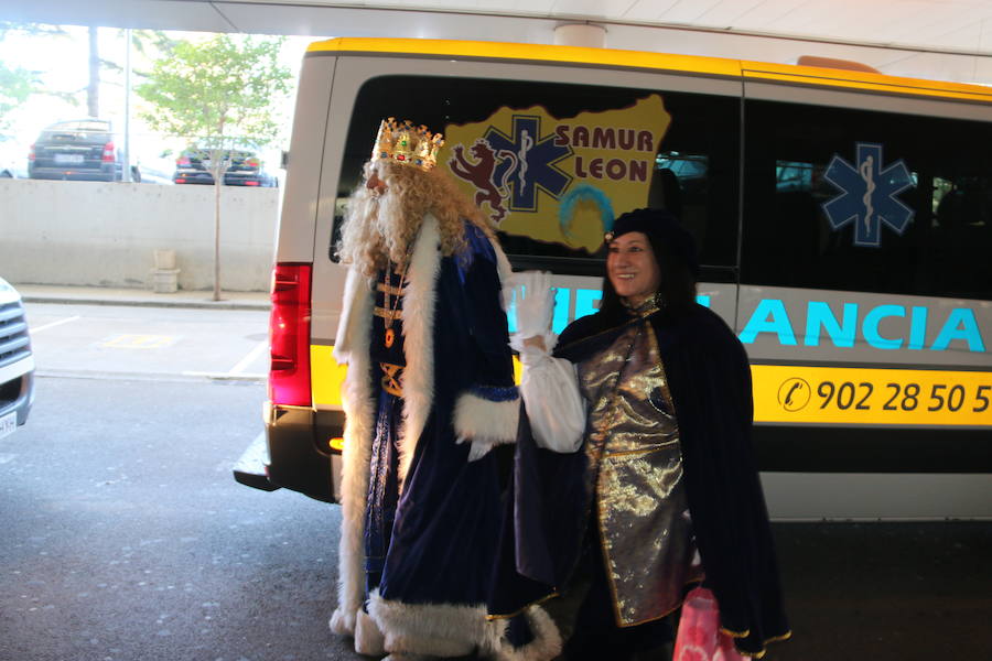 Los Reyes Magos ya están en León. El Hospital de León ha sido la primera parada de sus majestades de Oriente, donde los villancicos entonados por un coro a golpe de guitarras animaban la espera. En ambulancia, Melchor Gaspar y Baltasar llegaban al complejo asistencial de León para encontrarse con los niños que por primera vez este año veían a los Reyes.