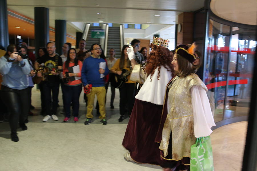 Los Reyes Magos ya están en León. El Hospital de León ha sido la primera parada de sus majestades de Oriente, donde los villancicos entonados por un coro a golpe de guitarras animaban la espera. En ambulancia, Melchor Gaspar y Baltasar llegaban al complejo asistencial de León para encontrarse con los niños que por primera vez este año veían a los Reyes.