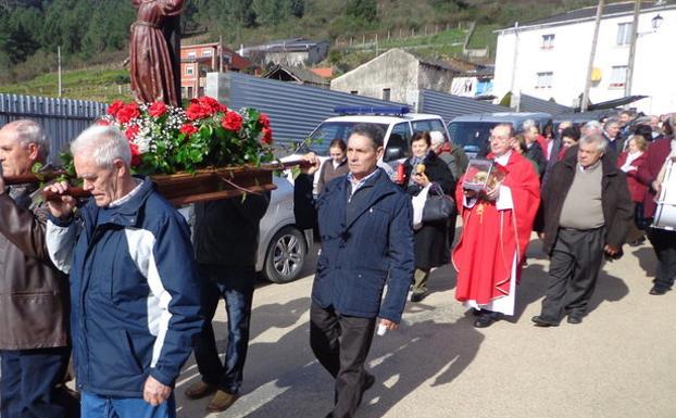 Ángel Sánchez Cao, durante la la procesión de Outarelo en O Barco. 