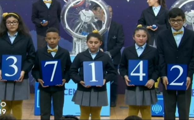 Los niños de San Ildefonso con el número premiado. 