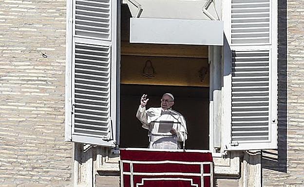 El Papa reza el Ángelus en la Plaza de San Pedro. 