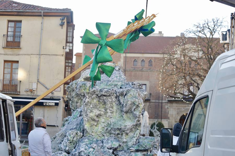 Los operarios municipales se apuran en las últimas horas para quitar la iluminación navideña de las calles de León