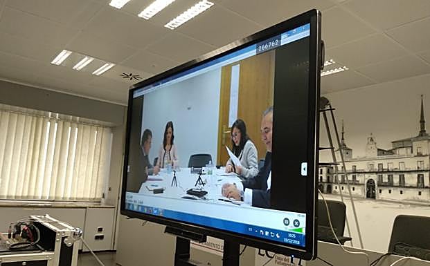 La anterior sesión de la Comisión pudo seguirse por un plasma. 