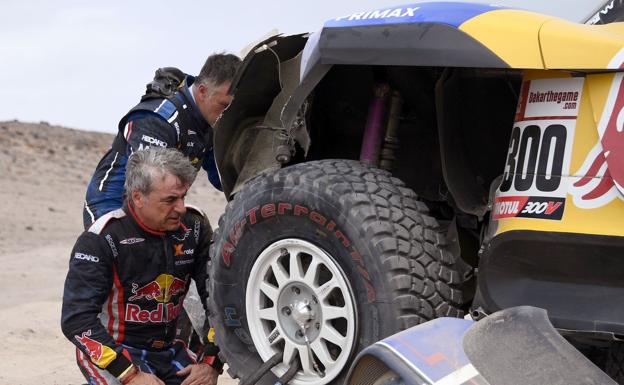 Carlos Sáinz, desesperado tras ver cómo no puede continuar en el Dakar.