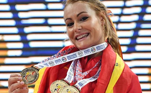 Lydia Valentín posa junto a sus medallas.