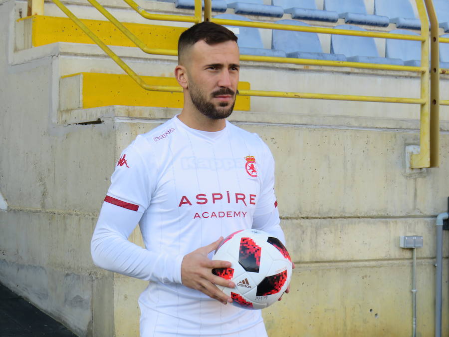 Fotos: Presentación de Dioni Villalba en el Reino de León