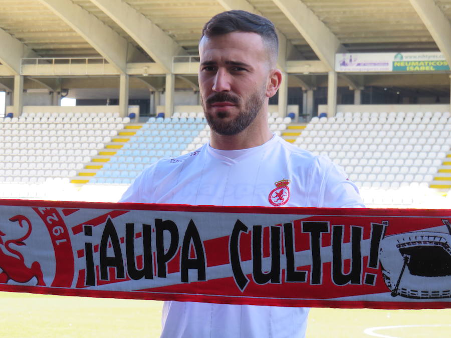 Fotos: Presentación de Dioni Villalba en el Reino de León