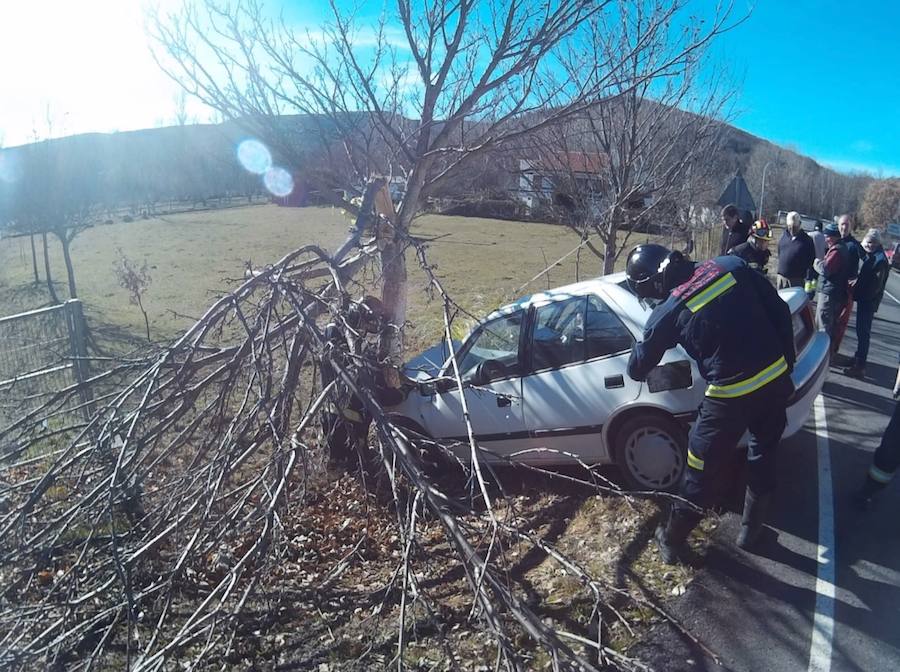 El conductor, de unos 75 y 80 años de edad, tuvo que ser excarcelado por los Bomberos de León y fue trasladado en helicóptero medicalizado al Complejo Asistencial de León