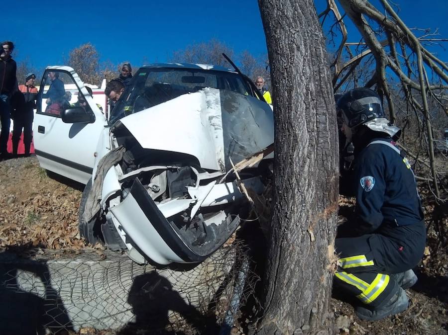 El conductor, de unos 75 y 80 años de edad, tuvo que ser excarcelado por los Bomberos de León y fue trasladado en helicóptero medicalizado al Complejo Asistencial de León