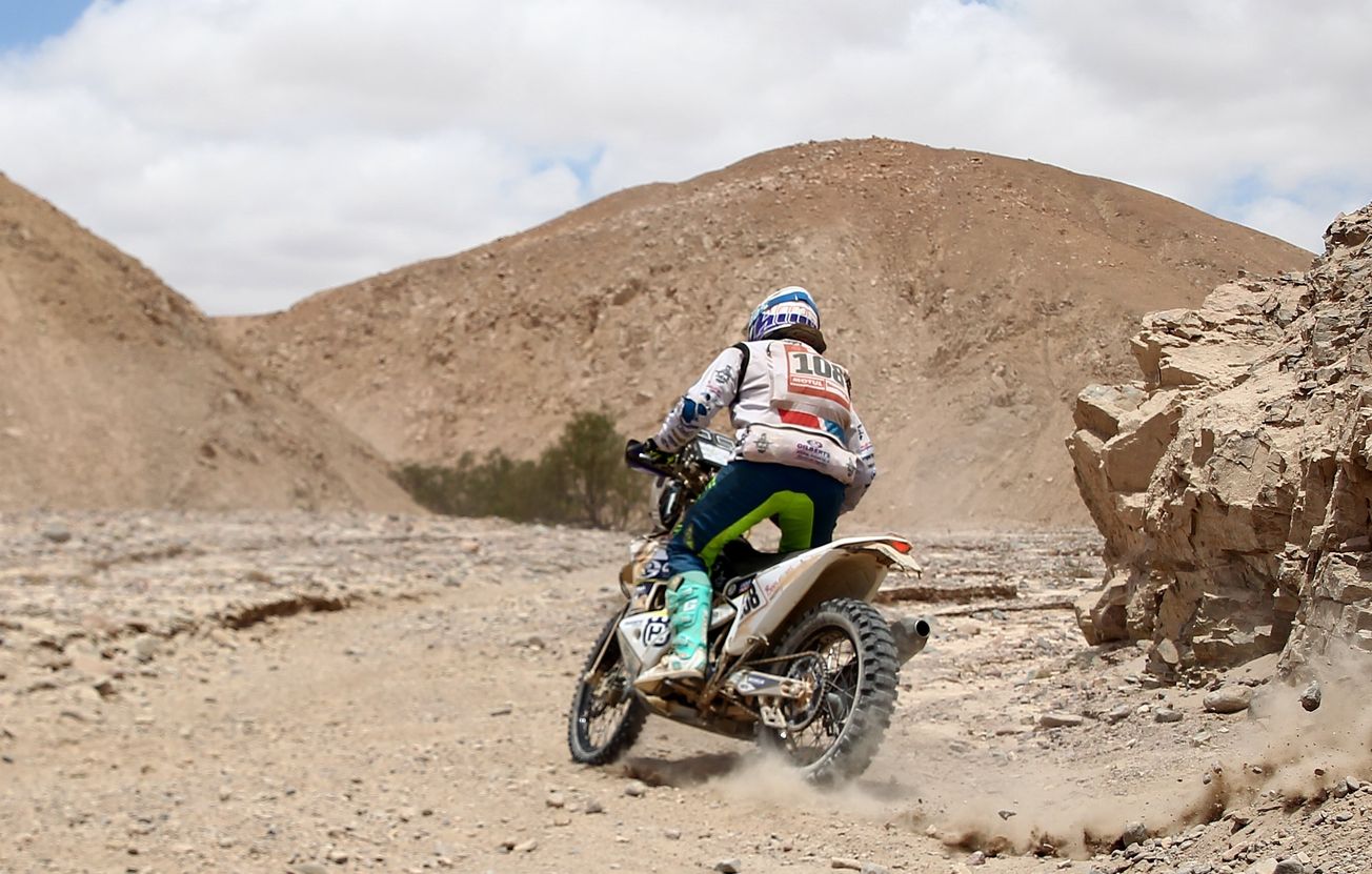 El piloto y aventurero leonés se mantiene en el puesto 22º de la general y sorprende con el rendimiento del Toyota en esta edición