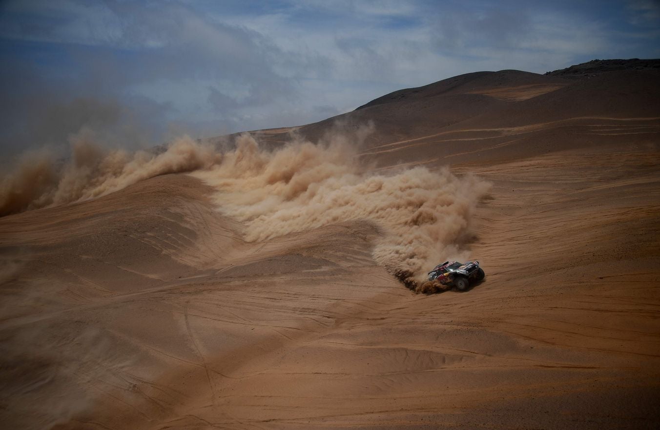 El piloto y aventurero leonés se mantiene en el puesto 22º de la general y sorprende con el rendimiento del Toyota en esta edición