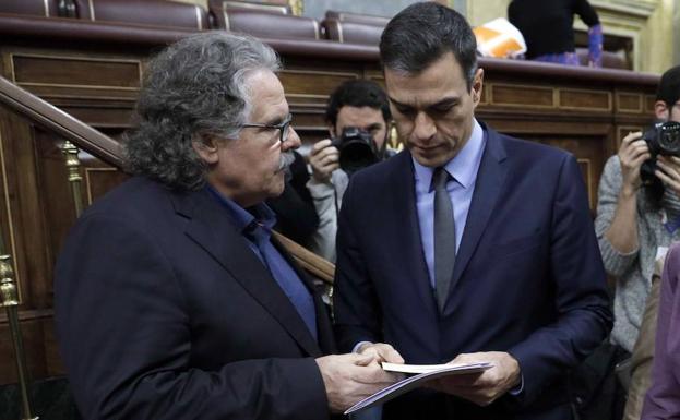 El presidente del Gobierno, Pedro Sánchez, con el portavoz de ERC en el Congreso, Joan Tardà.