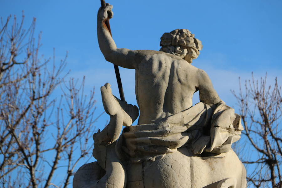 Fotos: Trabajos de limpieza en la fuente de Neptuno