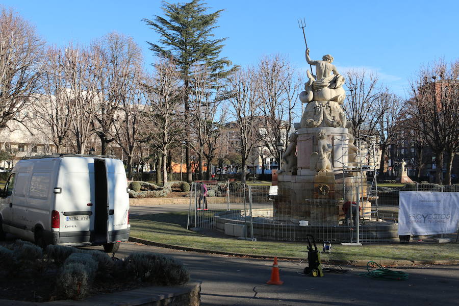 Fotos: Trabajos de limpieza en la fuente de Neptuno