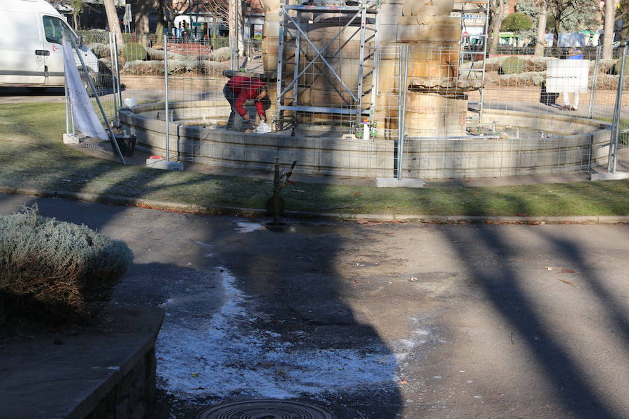 Fotos: Trabajos de limpieza en la fuente de Neptuno