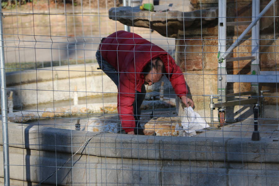 Fotos: Trabajos de limpieza en la fuente de Neptuno