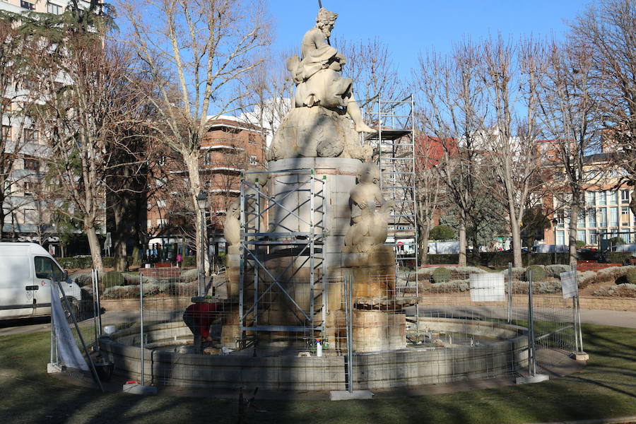 Fotos: Trabajos de limpieza en la fuente de Neptuno