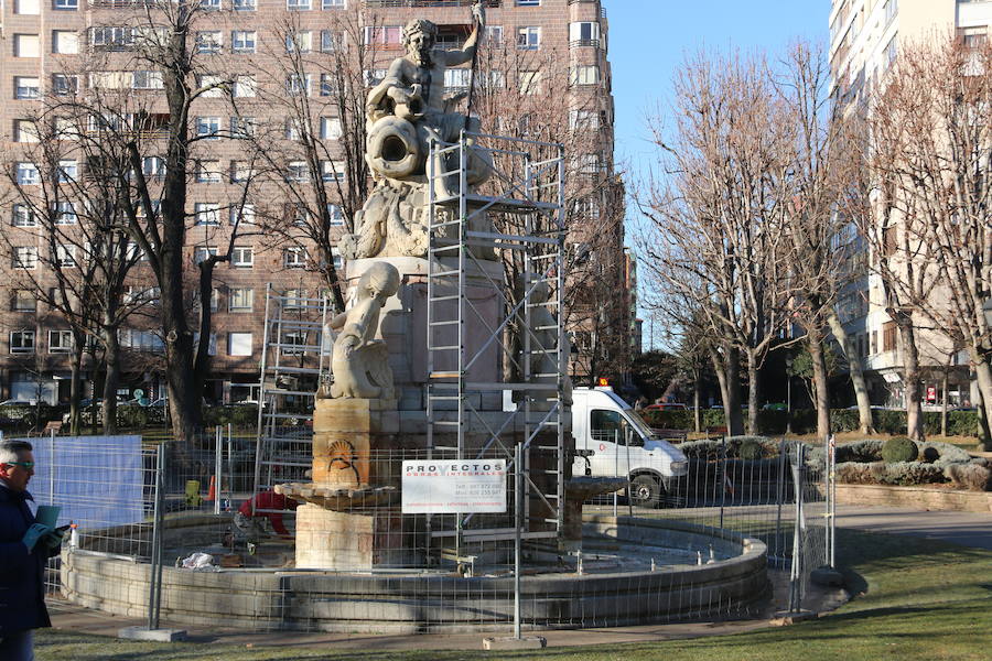 Fotos: Trabajos de limpieza en la fuente de Neptuno