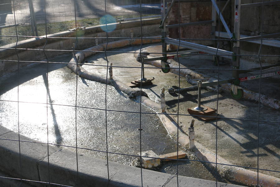 Fotos: Trabajos de limpieza en la fuente de Neptuno