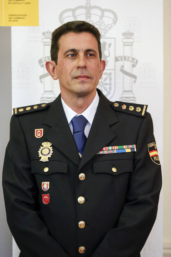 Fotos: El comisario jefe provincial de la Policía Nacional de León toma posesión de su cargo