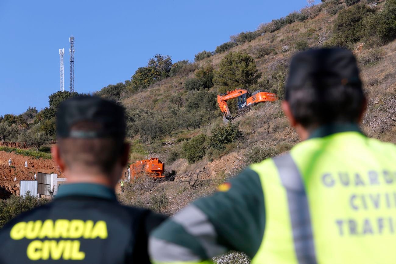 Bomberos y servicios de emergencia siguen tratando de rescatar al niño atrapado en un pozo en la localidad malagueña de Totalán.